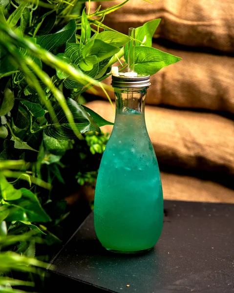 Koude Drank Met Ijs Turquoise Een Glazen Fles — Stockfoto