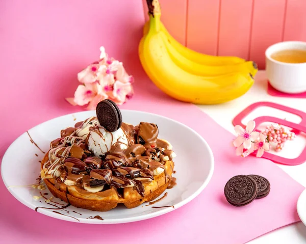 Блинчики Шоколадным Мороженым Шоколадное Печенье Тарелке — стоковое фото