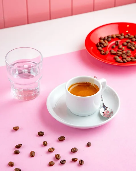 Espresso Mit Einem Glas Wasser Und Kaffeebohnen Auf Dem Tisch — Stockfoto