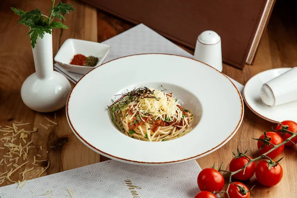 Tampilkan Pasta Bolognese Dengan Tomat Keju Garam Dan Lada Atas — Stok Foto