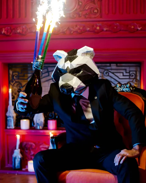 Hombre Con Máscara Fiesta Panda Trajes Sosteniendo Una Botella Con — Foto de Stock