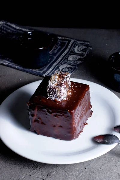 チョコレートグレーズ入りチョコレートケーキ — ストック写真