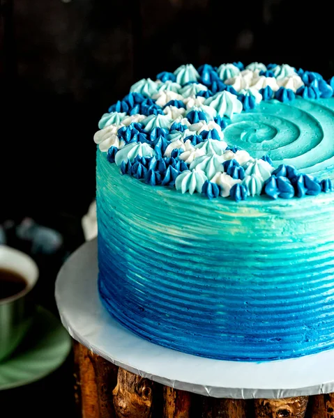 Niebieski Okrągły Tort Ozdobiony Niebieskimi Kremowymi Kwiatami — Zdjęcie stockowe