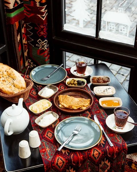 Petit Déjeuner Par Fenêtre Avec Omelette Pain Chaud Beurre Fromage — Photo