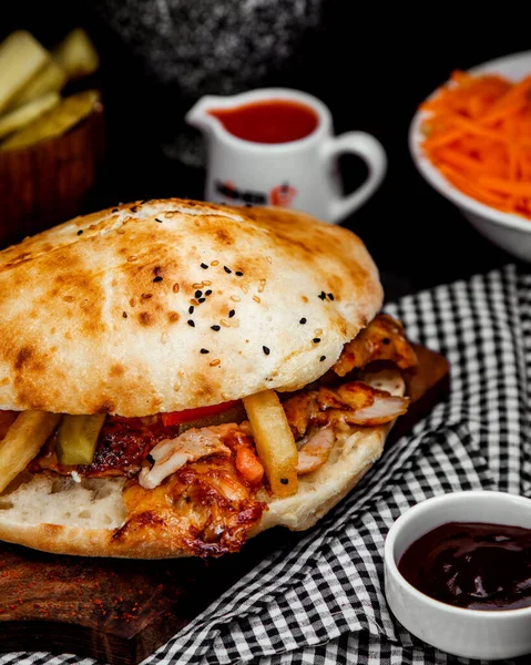 Gallina Pan Con Papas Fritas —  Fotos de Stock