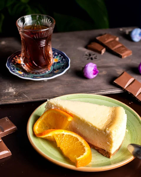 Tarta Queso Servida Con Rodaja Naranja Vaso — Foto de Stock