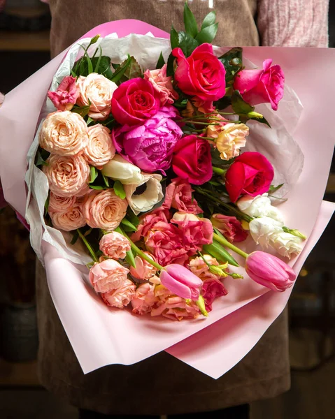 Zijaanzicht Bloemdecoratie Boeket Van Roze Tulpen Pomponella Licht Roze Rode — Stockfoto