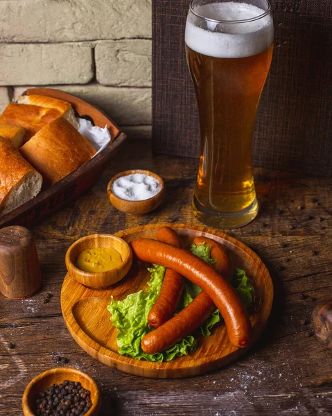 Räucherwürste Serviert Mit Salatsenf Und Bier — Stockfoto