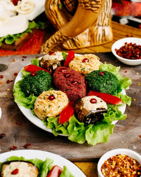 Seitenansicht Georgischer Salat Mit Paprika Und Granatapfel Auf Einem Teller — Stockfoto