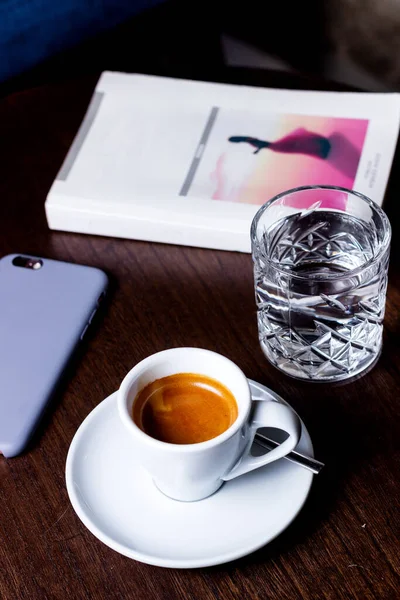 Tasse Heißen Kaffee Und Ein Glas Wasser — Stockfoto