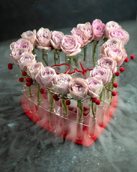 侧面观赏植物装饰心形看台上浅粉色玫瑰 — 图库照片