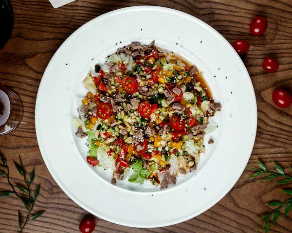 Sebze salatası ve masada et.