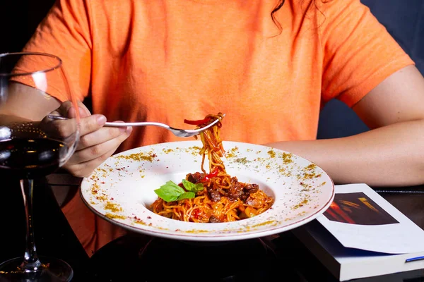 Femme Manger Des Spaghettis Bolognais Avec Des Morceaux Viande — Photo