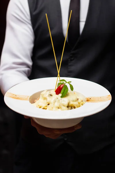 Nudeln Mit Geschmolzenem Käse Und Kirschtomaten Obendrauf — Stockfoto