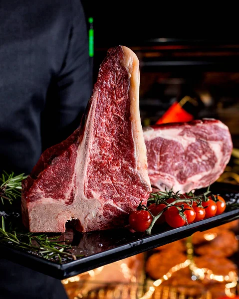 Masové Steaky Rozmarýnem Rajčaty — Stock fotografie
