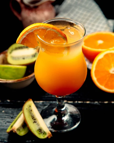 テーブルの上のアイスオレンジジュース — ストック写真