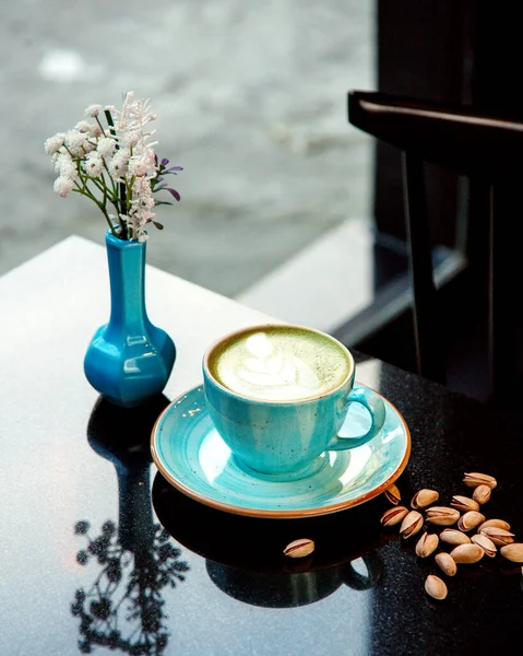 Tasse Heißen Kaffee Mit Schaum Und Pistazien — Stockfoto