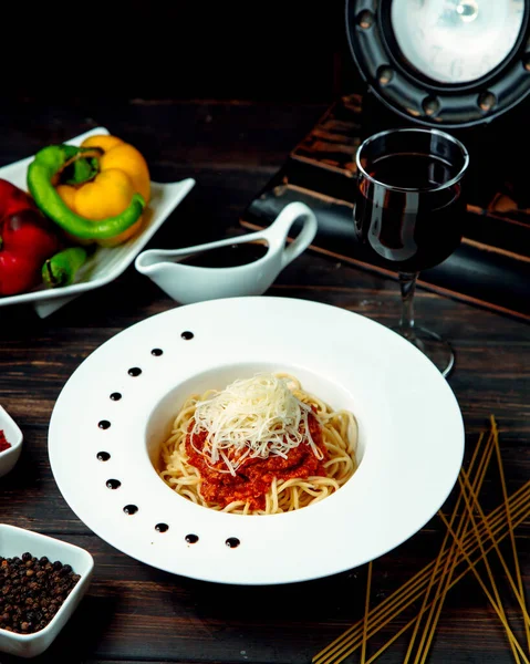 Espaguete Bolonhesa Com Vinho Tinto Mesa — Fotografia de Stock