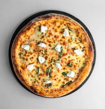 Peynirli fesleğenli ve mozzarellalı margherita pizza.