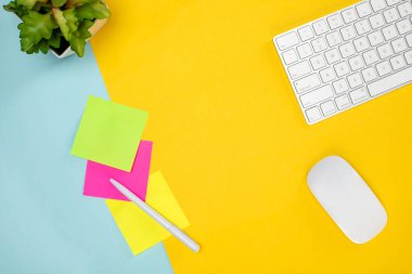 kablosuz klavye ve fare ve renkli sopa kağıdı