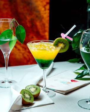 meyve kokteyli masada.