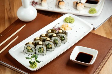 Yan manzara kappa maki ve masada nori avocafo ginger wasabi ve soya sosu.