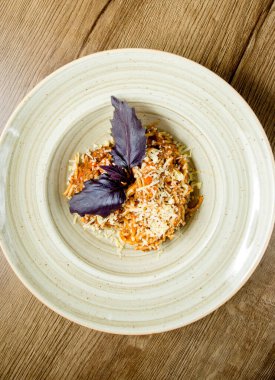 Doldurulmuş et ve parmesanlı spagetti.