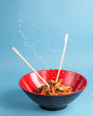 Kenar manzaralı udon tavuklu kızarmış şehriye biber soslu havuç taze soğan ve çubuklu susam.