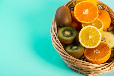 Hasır sepetin içinde doğranmış meyve.