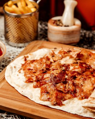 Pide ekmeğinde kızarmış et parçaları.