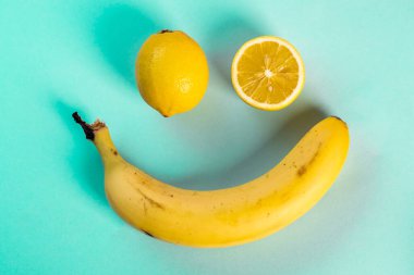 Masada yarısı limon ve muz dilimlenmiş.