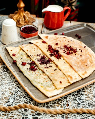 Et ve şifalı bitkiler serpiştirilmiş.