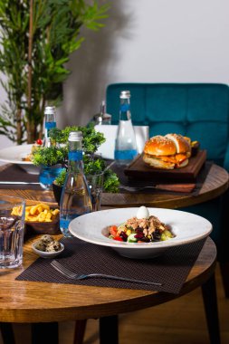 İş yemeği masada.