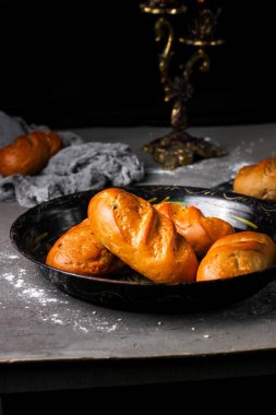 Tabakta taze pişmiş ekmek var.