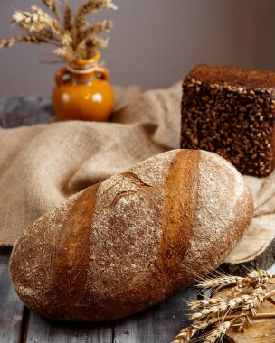 Buğday ekmeği ve çavdar ekmeği masada.