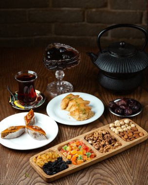 Çay seti masanın üstünde.