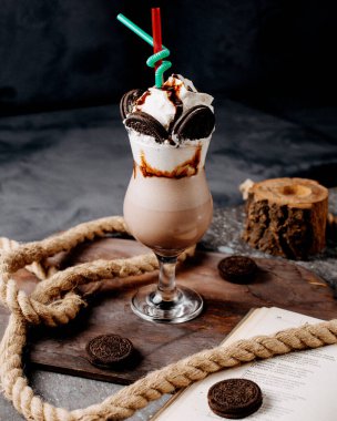 Krem şantili orea milkshake çikolata sosu ve orea