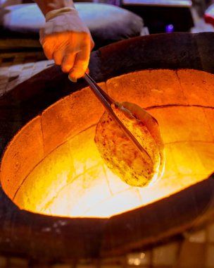 Adam tandir ekmeğini tandir 'den alır.