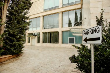 Bina bölgesindeki park masası.