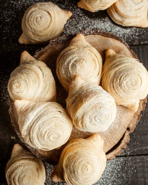 Badem ve pudra şekerli üst görünüm badabura