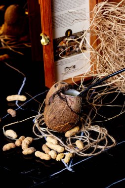 Hindistan cevizi suyu ve kahverengi hindistan cevizi.