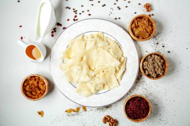 Masada katyk olan geleneksel khinkali yaprağı.