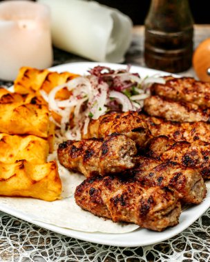 Köfte kebap ve patates.