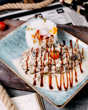 Krema soslu et ve pilav.