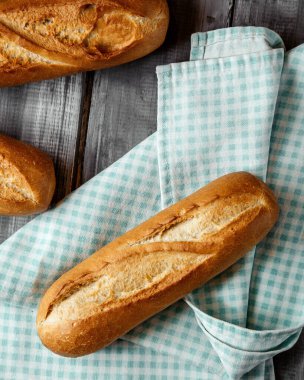 Üst görünüm batonu havluda haşlandı.