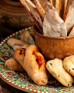 Yan manzara ekmeği ve hamur işi çörekler bir tabakta ekmek ve ekmek çubukları