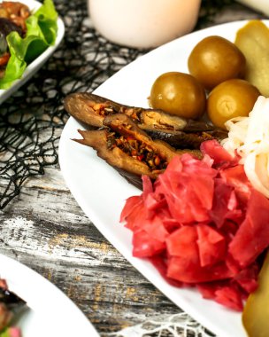 Patlıcan, lahana ve salatalık turşulu tabak.