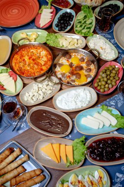 Çırpılmış yumurta, zeytin peyniri, çay, krema ve reçel.