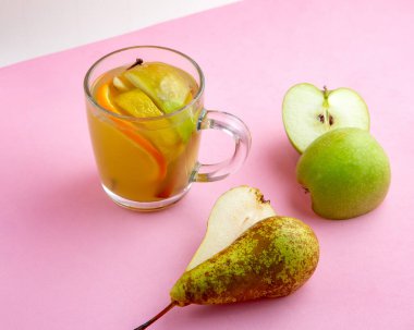 Portakallı limonlu ve elmalı sıcak içecek.