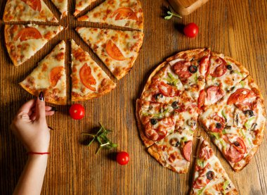 Dilimlenmiş pizza sosis ve pizza ile karıştırılmış peynir ve domates.